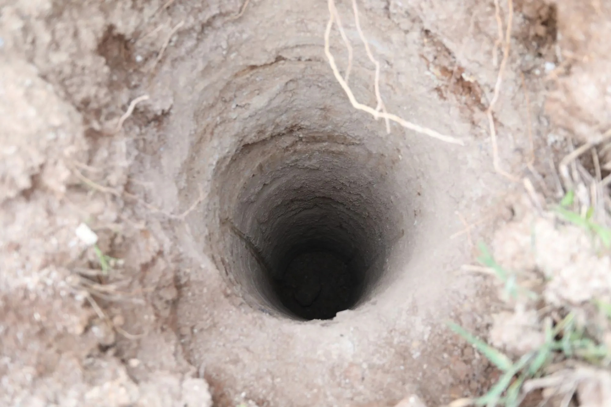 In today's ever-changing construction industry, the innovation of construction technology and the intelligence of equipment are driving the progress of the industry at an unprecedented speed. When it comes to the construction of rural foundation piles, many people's first impression is often the huge and professional rotary drilling rigs, which play an indispensable role in various types of infrastructure with their efficient and precise operation capabilities. However, the boundaries of technology are always broadened in constant exploration. Today, we are going to tell a story about the fusion of tradition and modernity, innovation and practicality - how to use an ordinary excavator to install a spiral drilling rig to achieve a 'gorgeous turn' in foundation pile construction.