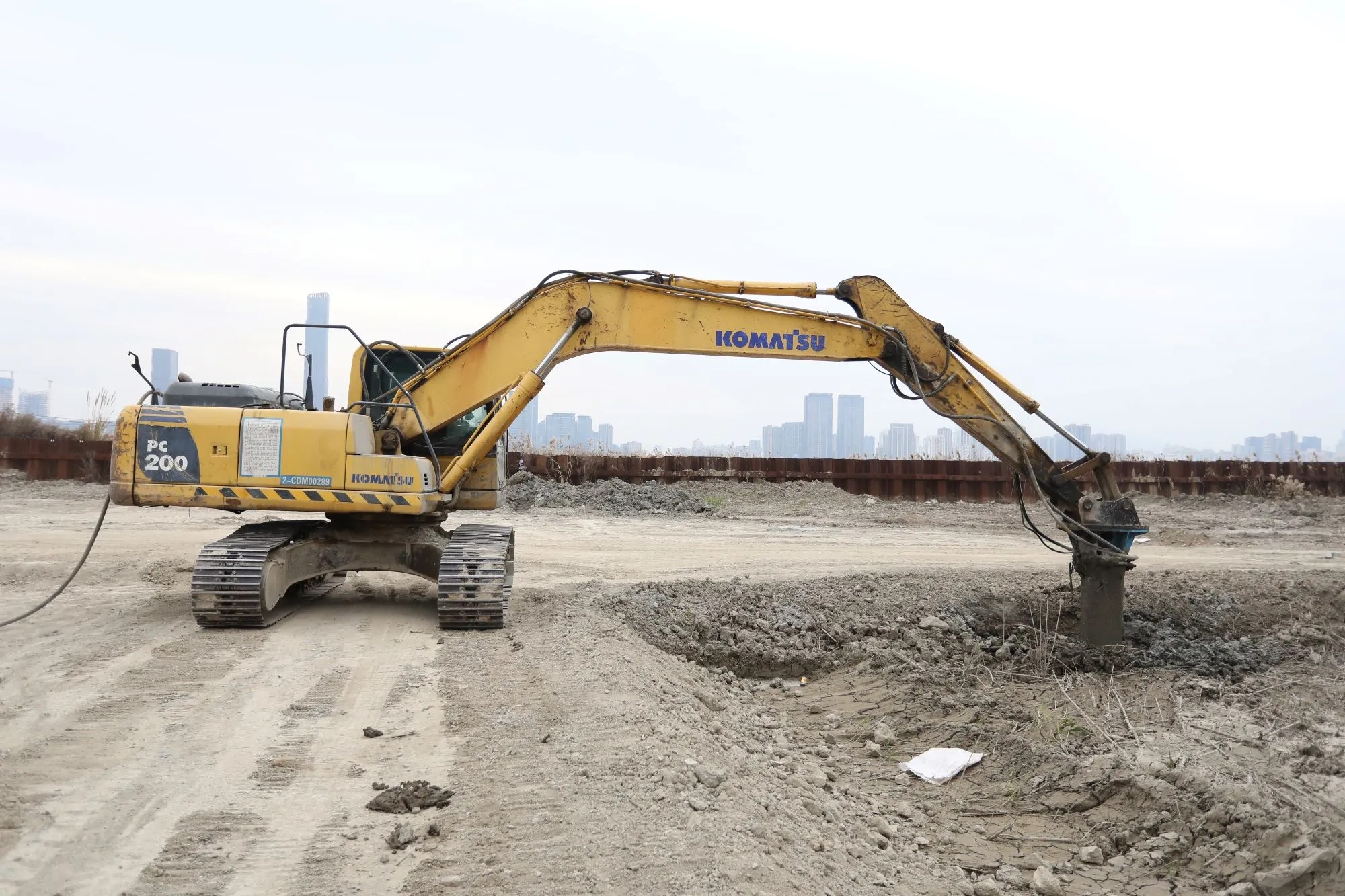 In the field of civil engineering, foundation treatment has always been a key link in ensuring the safety and stability of projects. Especially in the treatment of soft soil foundation, traditional methods such as dredging and filling can solve the problem of foundation bearing capacity, but the problems such as difficult sludge excavation, high transportation cost and possible secondary pollution have long been Troubled the engineering community. However, with the advancement of science and technology and the innovation of engineering technology, a new treatment method called soft soil in-situ solidification technology has emerged. It has quickly become a new treatment method for soft soil foundation with its high efficiency, environmental protection, economy and strong adaptability. The preferred treatment option. This paper will explore in depth the principles, advantages and applications of soft soil in-situ solidification technology in practical engineering, especially its remarkable characteristics of fast solidification speed and strong bearing capacity.