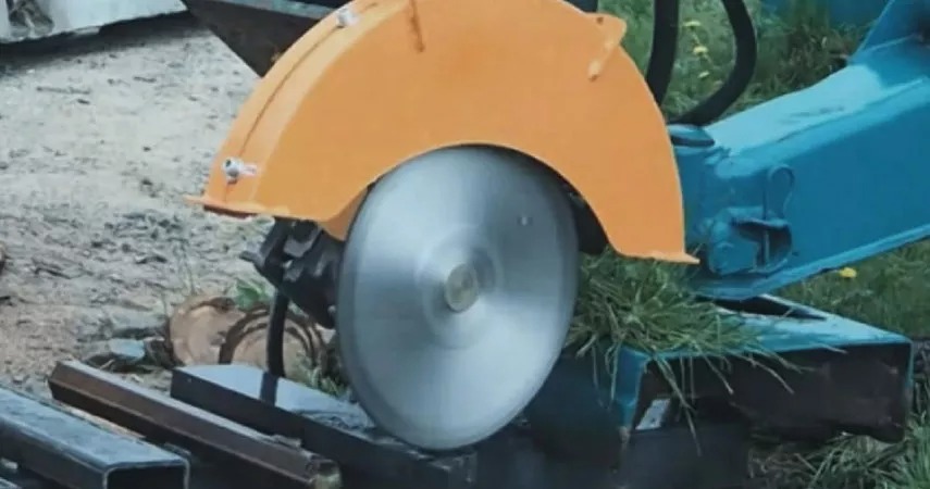 Yichen Rock Saw is a hydraulic saw attachment to be used on bulk and detailed excavations. Ideal for cutting any type of rock at great speed. If fitted with special blades can also cut reinforced concrete and timber. The single blade rock saw and double blade rock saw series cover the whole range of excavators from 8 to 45 tons.——The Rock Saw Cuts Metal Efficiently, Bringing You a Strong Sense of Sawing Power