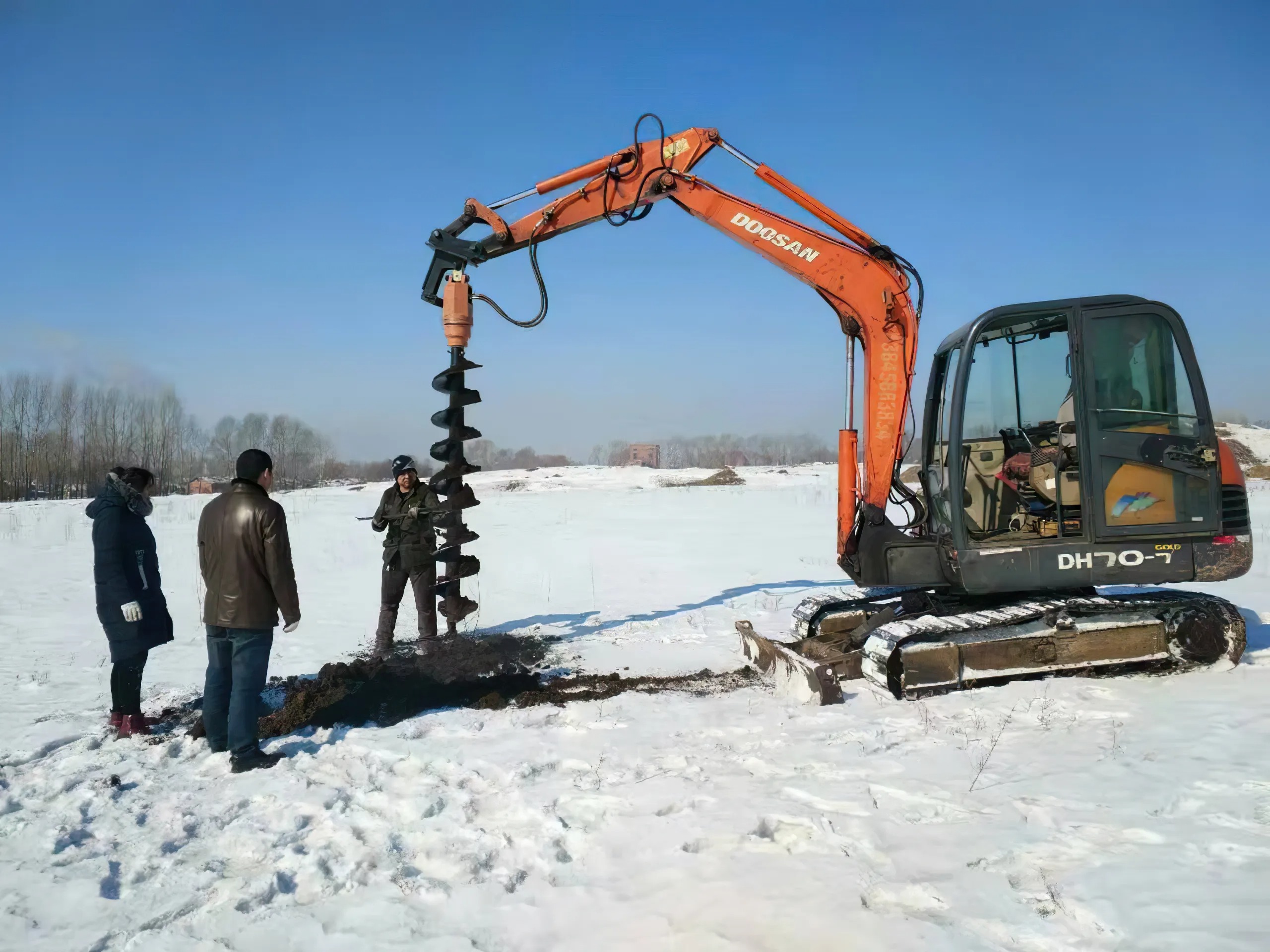 In today's fast-developing era, the wave of agricultural mechanization is sweeping every inch of land at an unprecedented speed, not only on construction sites around cities, but also in remote rural areas. Earth-shaking changes have taken place. Among them, as the leader of engineering machinery, excavators are favored by farmers and engineering teams for their versatility and wide applicability. Today, we are going to discuss a magical device that makes excavators 'more powerful' - the auger, and how it helps excavators achieve multiple uses, especially in the fields of farmhouse foundation drilling, rural water well drilling, electric pole holes, tree planting drilling, solar photovoltaic foundation drilling, etc., and even some micro-excavations can be rejuvenated and easily achieve efficient profits. ### Excavator with auger: a double leap in efficiency and benefits Imagine that an ordinary excavator, after installing an auger, instantly turns into a drilling expert, whether it is hard soil or complex geographical environment, it can cope with it easily. This transformation not only greatly broadens the operating scope of the excavator, but also achieves a qualitative leap in efficiency and benefits. Taking the drilling of farmhouse foundation as an example, the traditional drilling method often requires manual excavation or the use of small drilling machinery, which is not only time-consuming and labor-intensive, but also difficult to ensure the accuracy and depth of the drilling. The excavator equipped with a spiral drill can easily drill holes of different depths and diameters with its powerful power and precise control system. A hole can be completed in just a few minutes, and the foundation drilling work of a farmhouse can be completed in one morning. This efficiency is undoubtedly incomparable to the traditional method.